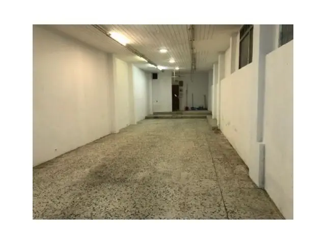 Local Comercial en Calle Azkuene 105m2