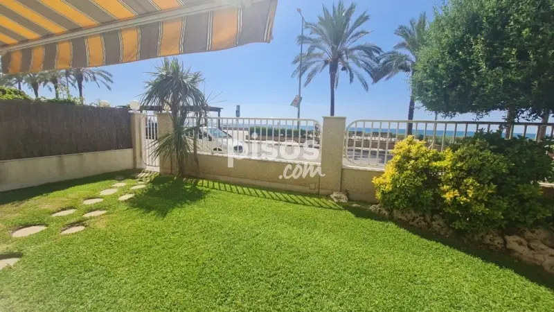 Apartamento en primera linea de playa con jardin privado y vistas al mar