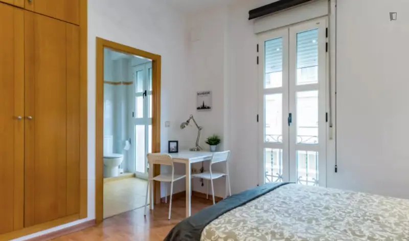 Habitacion Doble con Baño Privado en Piso Compartido