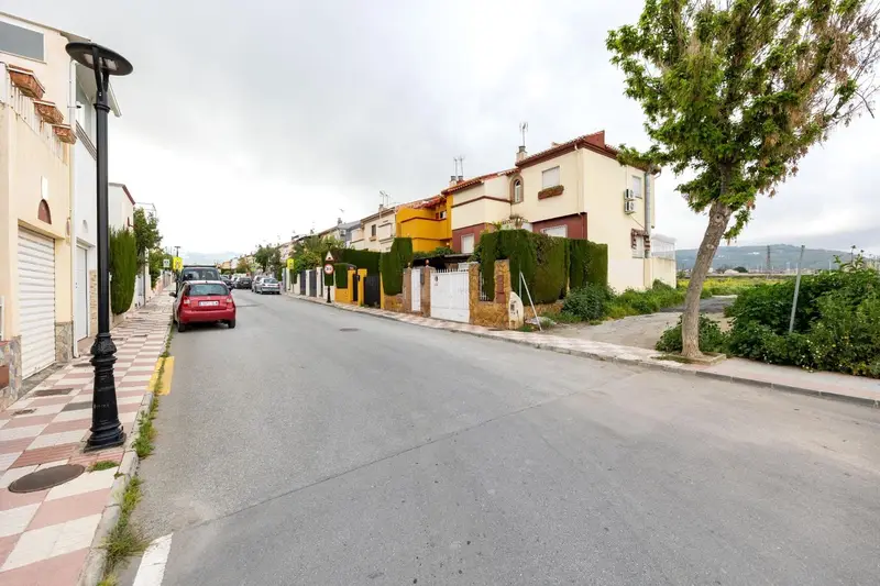 Adosado en Pulianas Granada con Encanto y Amplios Espacios