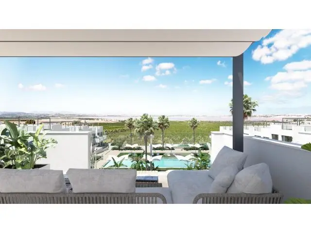 Vivienda de Lujo en Los Balcones Torrevieja con Vistas a la Laguna Rosa