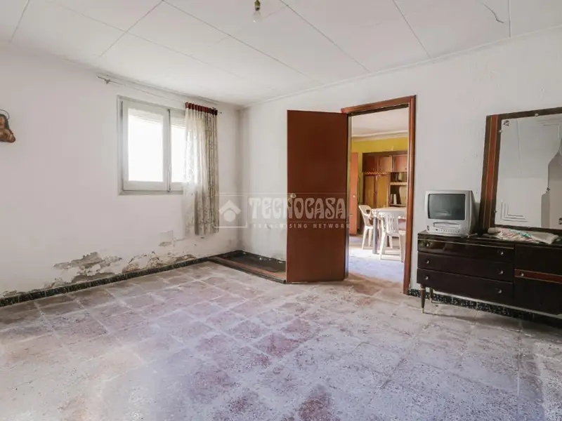Terreno con casa a reformar en Ca n Oriol R	ubi