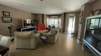 Chalet en Venta Linares Amplio Jardin Piscina