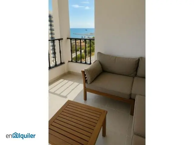 Apartamento reformado con vistas al mar y piscina
