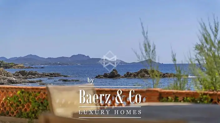 Villa de 7 Dormitorios en Venta en Primera L	nea de Mar