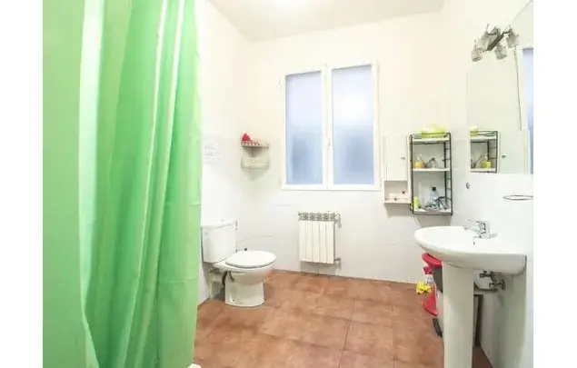 Rent a room of 200 m² in Madrid