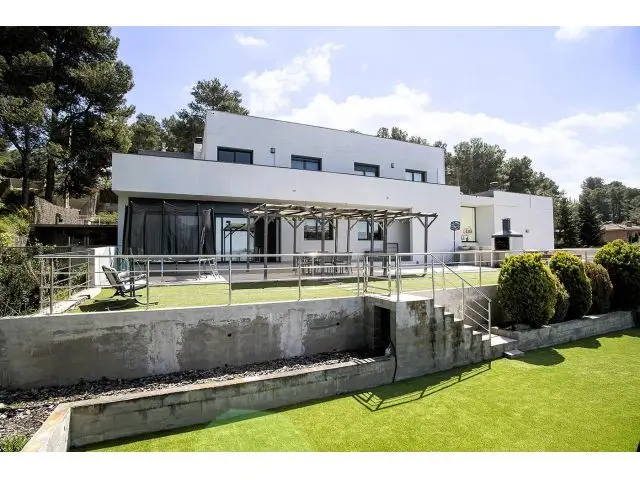 Moderna Casa en Urb Safari: Amplia y Luminosa con Piscina
