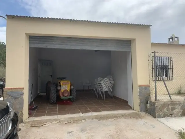 Finca de 4 Dormitorios en Chinorlet cerca de Pinoso