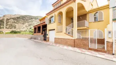 Casa en Olivares con Piscina y Vistas a la Montaña
