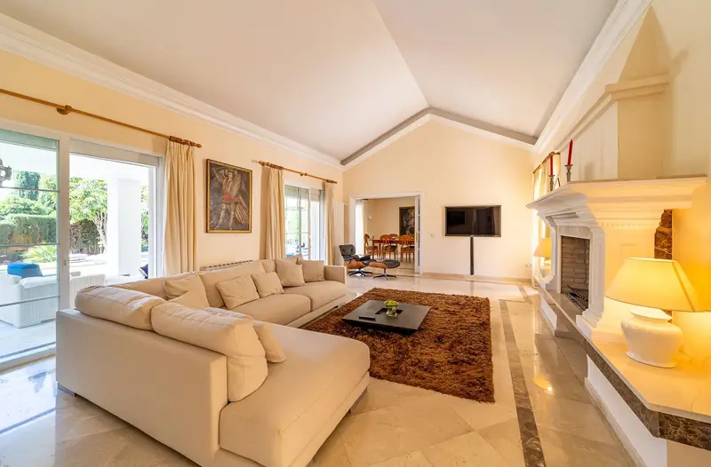 Casa-Villa de 5 Dormitorios en venta Sierra-Blanca, España