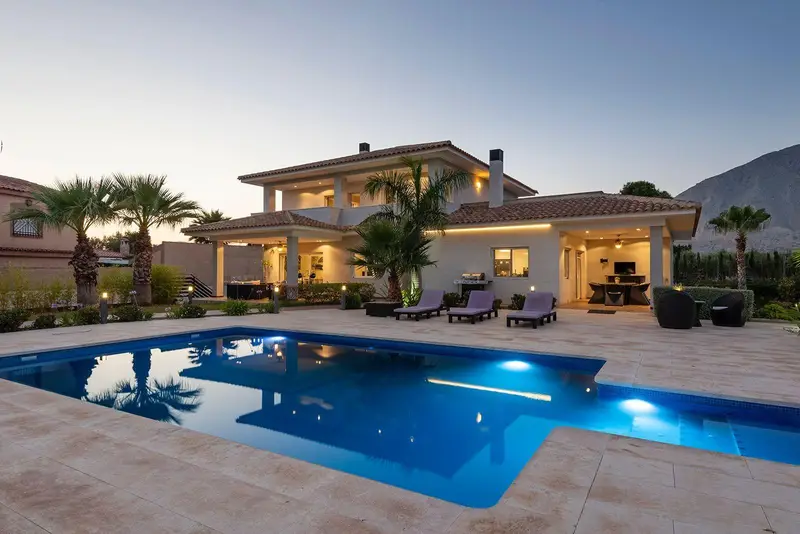Chalet en Rebolledo con Piscina y Terraza - 442m2
