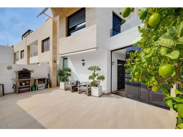 Villa Independiente Con Piscina Privada En Orihuela Costa – Zona Las Filipinas