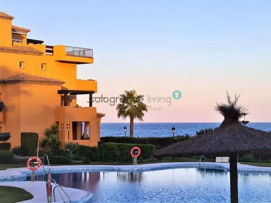 Apartamento en Puerto de la Duquesa con Terraza y Vistas al Mar