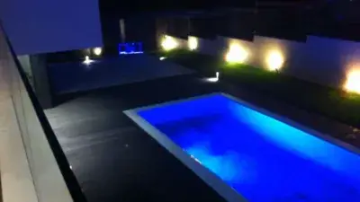 Chalet de Lujo en Urbanización Exclusiva con Piscina y Placas Solares