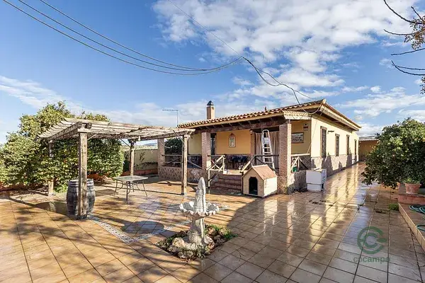 Villa en La Zubia con Gran Parcela Ideal para Negocio y Vivienda
