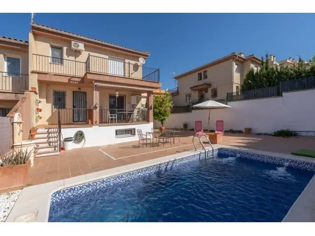 Chalet pareado con piscina en Huetor Vega