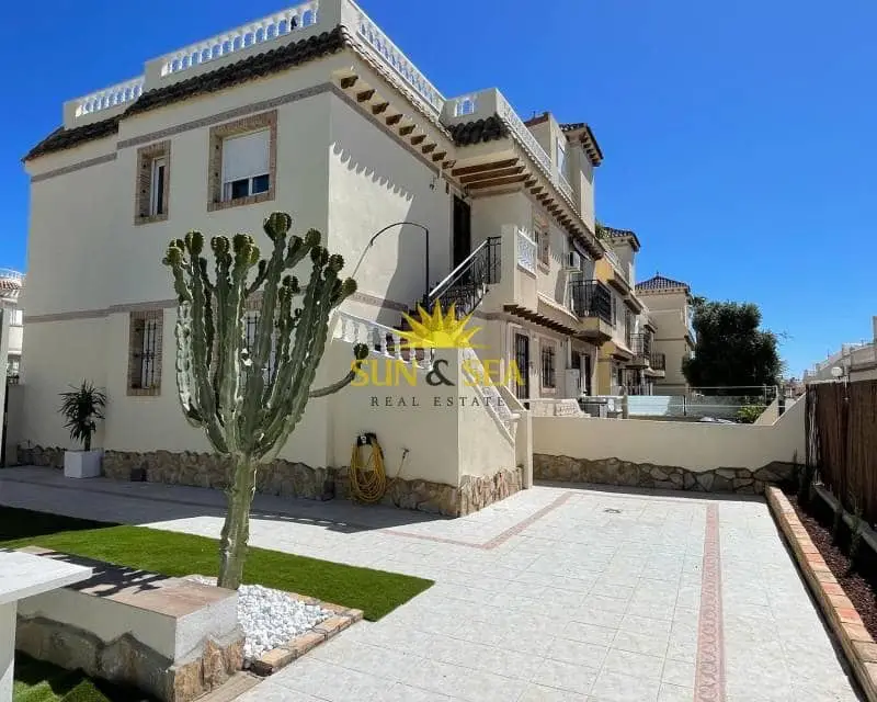 Bungalow en Orihuela Costa con Piscina y Jardin