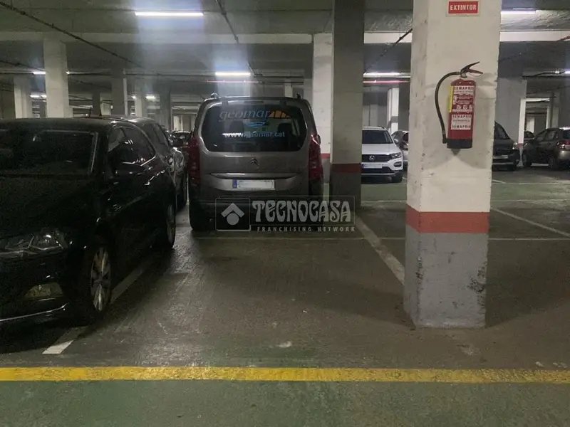 Plaza de Garaje en Venta en Eixample - Roma 2000