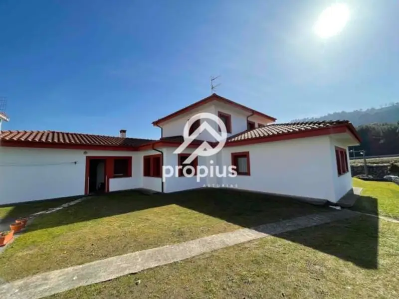 Chalet en Llanes con Casa de Invitados y Vistas