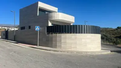 Casa en Alquiler en La Zubia 4 Dormitorios Piscina y Garaje
