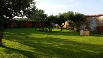 Casa Reformada en Aldea del Puente con Jardín y Pozo