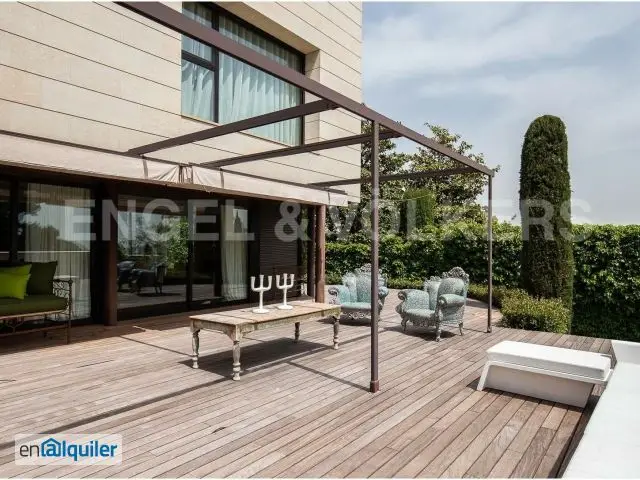 Casa en Pedralbes con Vistas Panorámicas y Piscina