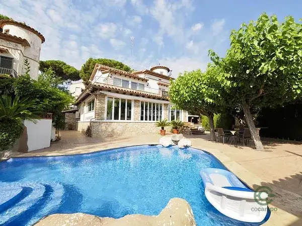 Casa con Restaurante en Riells L Escala 596m²
