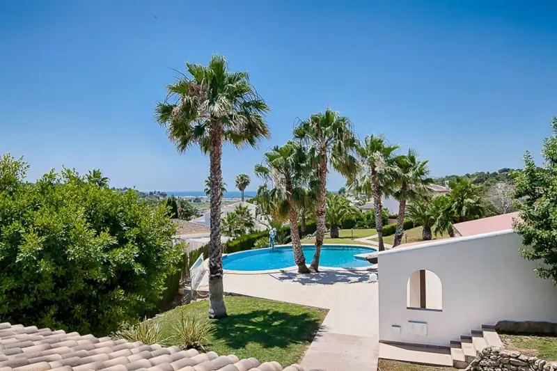 Chalet en venta Moraira con vistas al mar y piscina