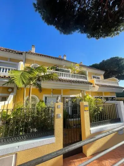 Casa adosada de 4 dormitorios con jardín privado y piscina