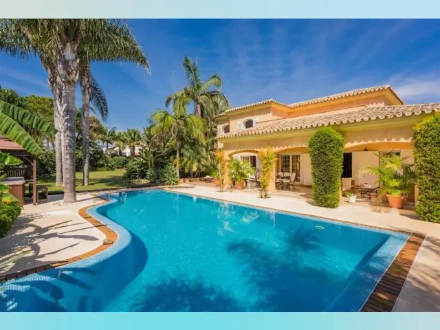 Casa-Villa de 6 Dormitorios en venta Marbesa, España