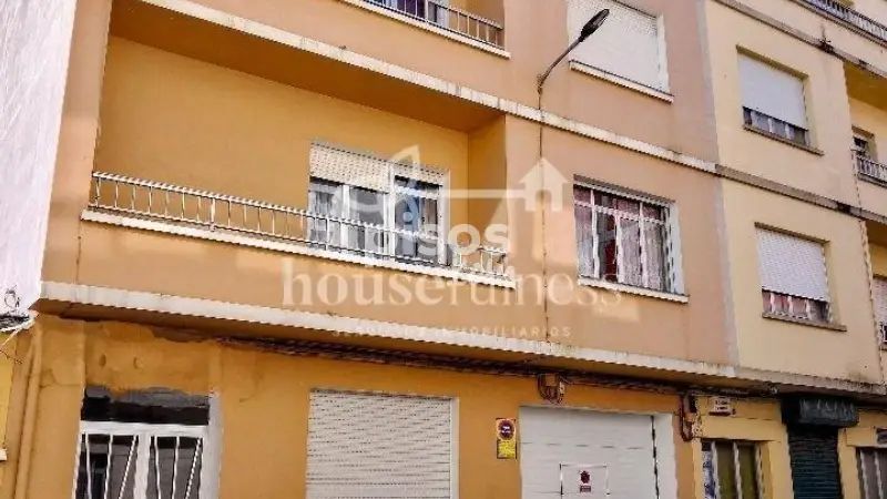 Piso en Venta en Cariño 110m2 2 habitaciones garaje licencia comercial