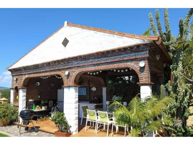 Chalet en venta Algeciras con vistas a la montaña y piscina