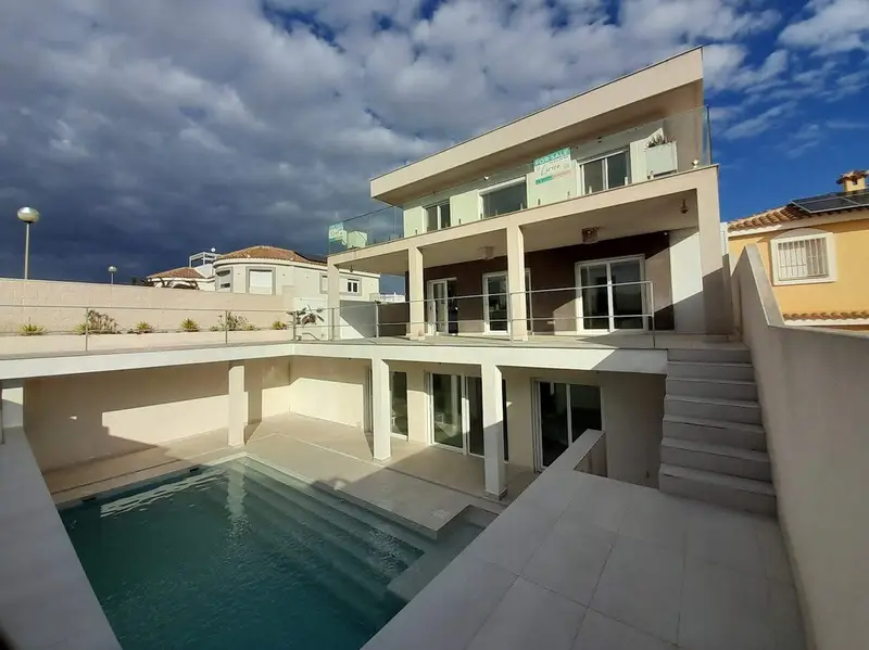 Casa-Villa de 4 Dormitorios en venta Gran Alicante, España