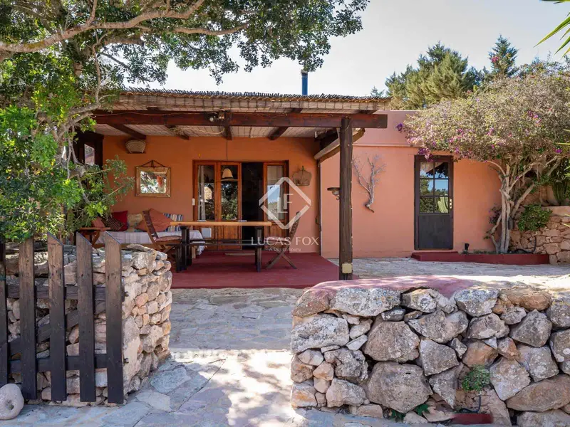 Chalet con 4 Viviendas en Formentera Ideal para Inversión