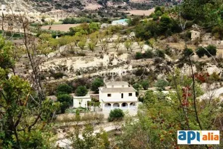 Masia con encanto y gran terreno cerca de Guimerà