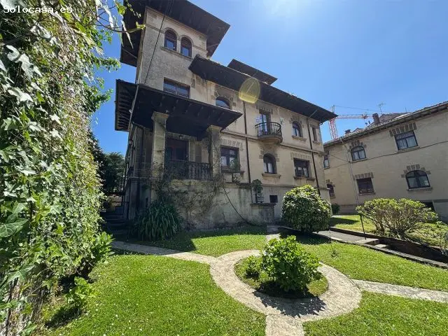 Casa de Indianos en Llanes: Dos Viviendas con Jardines
