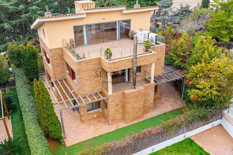 Chalet en Alella con Vistas Panoramicas y Piscina