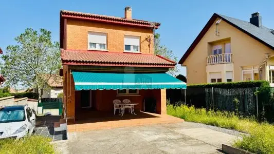 Chalet en Los Ángeles de San Rafael con jardín y excelentes instalaciones