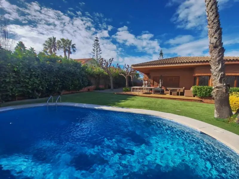 Villa de 4 dormitorios con piscina cerca de la playa