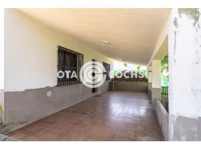 Finca Rustica con Vivienda y Nave cerca de Reus