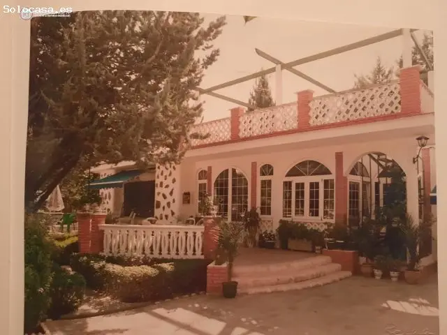 Villa Urbana con 3 Chalets Piscina y Pista de Tenis