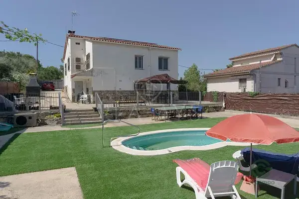 Casa en Vallirana con 2 Viviendas, Piscina y Jardín - Cerca de Barcelona