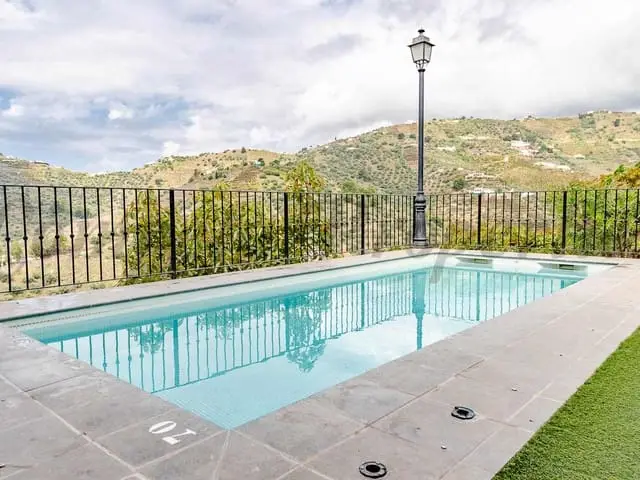 Finca de 2 Dormitorios con Piscina en Torrox