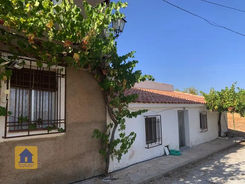 Cortijo con 4 Dormitorios y 10000m2 de Terreno en Campo Cebas