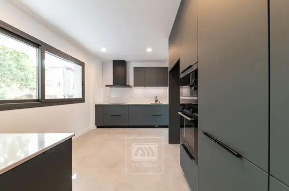 EXCLUSIVO CHALET PAREADO DE CORTE MODERNO A ESTRENAR CON JARDÍN Y PISCINA PRIVADA EN ARAVACA.
