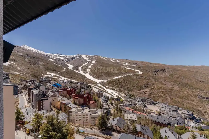 Piso en Sierra Nevada 4 dormitorios 3 baños Garaje doble Vistas impresionantes