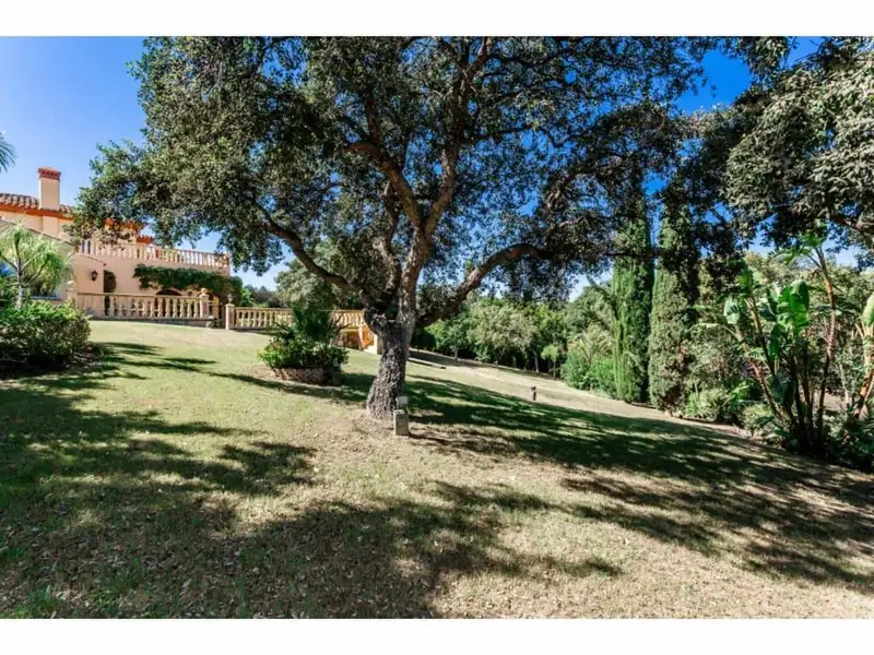 Chalet de Lujo en Sotogrande con Vistas al Golf y al Mar