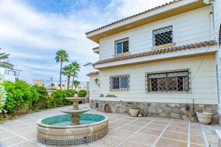 Casa Chalet en Venta en Almería 8 habitaciones 4 baños