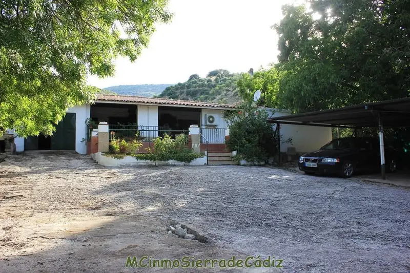 Casa Rural en Zahara de la Sierra con 4 Dormitorios y Amplio Terreno