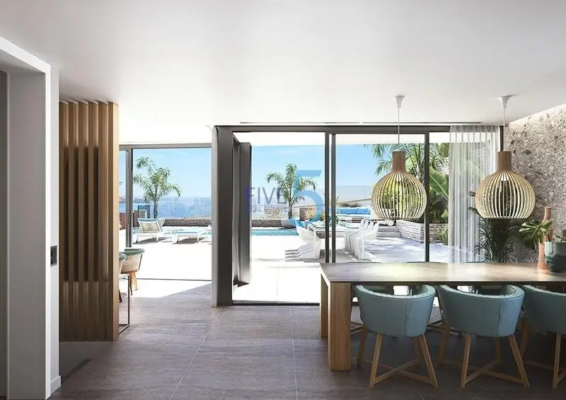 Villa de Lujo en Cala Medina con Vistas al Mar